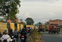 Suasana macet di SPBU Kumun Kota Sungai penuh