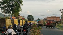 Suasana macet di SPBU Kumun Kota Sungai penuh 
