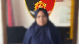 Eka Siswanti saat menjalani klarifikasi di Polsek Air Hangat Timur, usai menyebarkan hoaks soal daging kerbau di Facebook. (Foto: Humas Polres Kerinci)
