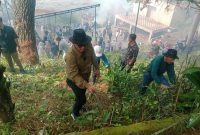 Walikota Sungai penuh Alfin SH dan Wakil WaliKota Azhar Hamzah Ikut Gotong Royong Bersama Di Taman Bunga Puti Senang 