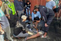 Tim Opsnal Satresnarkoba Polres Kerinci saat mengamankan dua tersangka kasus sabu di Desa Pelayang Raya. (Dok. Humas Polres Kerinci)
