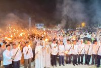 Wali Kota Alfin SH menyampaikan sambutan dan menyerahkan hadiah kepada anak-anak penghafal Al-Qur'an dalam pawai obor Tahun Baru Islam di Lapangan Merdeka, Rabu (26/6/2025).