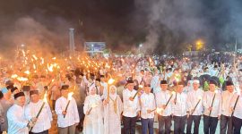 Wali Kota Alfin SH menyampaikan sambutan dan menyerahkan hadiah kepada anak-anak penghafal Al-Qur'an dalam pawai obor Tahun Baru Islam di Lapangan Merdeka, Rabu (26/6/2025).