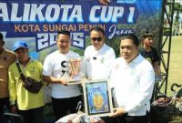Ketua DPRD Sungai Penuh Hutri Randa menghadiri Lomba dan Pameran Burung Berkicau Piala Walikota Cup I di Lapangan Merdeka, Minggu (29/6/2025).
