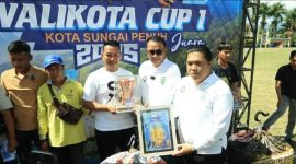 Ketua DPRD Sungai Penuh Hutri Randa menghadiri Lomba dan Pameran Burung Berkicau Piala Walikota Cup I di Lapangan Merdeka, Minggu (29/6/2025).
