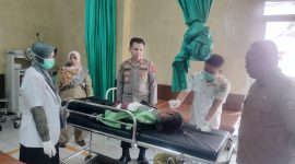 Polres Kerinci saat membawa korban kecelakaan kerumah sakit Senin (30/6/2025).

