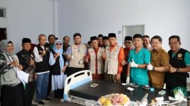Wawako Azhar dan Sekda Alpian foto bersama panitia dan peserta sunatan massal MINKER-JS ke-12.