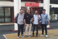 Kuasa hukum terdakwa saat menyampaikan argumentasi hukum yang mematahkan keterangan dua ahli dari Jaksa Penuntut Umum dalam sidang korupsi proyek Stadion Mini Sungai Bungkal.
