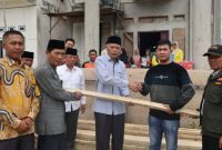 Wawako Azhar Hamzah menyerahkan bantuan kepada korban kebakaran di Desa Limau Manis, Jumat (13/6).