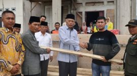 Wawako Azhar Hamzah menyerahkan bantuan kepada korban kebakaran di Desa Limau Manis, Jumat (13/6).