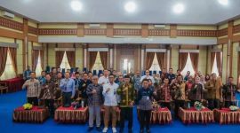 Wakil Wali Kota Sungai Penuh Azhar Hamzah saat membuka secara resmi Rapat Pleno TPAKD dan kegiatan Product Matching sektor pasar modal, Kamis (19/6), di Aula Kantor Wali Kota Sungai Penuh. (Foto: Humas Pemkot Sungai Penuh)