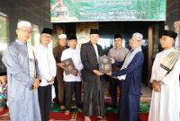 Wawako Azhar Hamzah, menyerahkan simbolis bantuan 50 mushaf Al-Qur'an dari Panglima TNI kepada pengurus Masjid Alimin Ar-Rasyid,