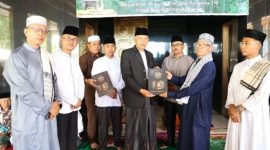Wawako Azhar Hamzah, menyerahkan simbolis bantuan 50 mushaf Al-Qur'an dari Panglima TNI kepada pengurus Masjid Alimin Ar-Rasyid,