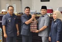 Bupati Kerinci, Monadi, saat menyampaikan pidato perubahan KUA-PPAS Tahun Anggaran 2025 dalam Rapat Paripurna DPRD