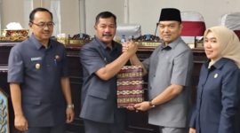 Bupati Kerinci, Monadi, saat menyampaikan pidato perubahan KUA-PPAS Tahun Anggaran 2025 dalam Rapat Paripurna DPRD