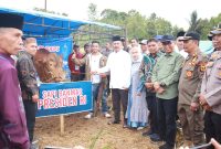 Bupati Kerinci, Monadi, S.Sos., M.Si., menyerahkan satu ekor sapi kurban seberat 926 kilogram bantuan dari Presiden Republik Indonesia, Prabowo Subianto