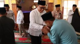 Wako Alfin bersalaman dengan jamaah usai Sholat Jumat di Masjid Jannatul Ma’wa.