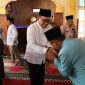 Wako Alfin bersalaman dengan jamaah usai Sholat Jumat di Masjid Jannatul Ma’wa.
