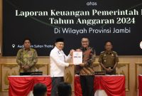 Walikota Alfin menerima penghargaan Opini WTP dari Ketua BPK RI Perwakilan Provinsi Jambi, Senin (16/6).