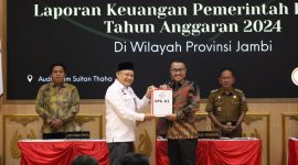 Walikota Alfin menerima penghargaan Opini WTP dari Ketua BPK RI Perwakilan Provinsi Jambi, Senin (16/6).