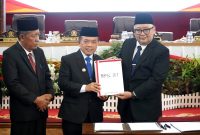 Gubernur Jambi Al Haris menerima Laporan Hasil Pemeriksaan (LHP) LKPD Tahun 2024 dari BPK RI dalam Rapat Paripurna DPRD Provinsi Jambi, Jumat (4/7/2025).