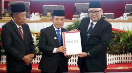 Gubernur Jambi Al Haris menerima Laporan Hasil Pemeriksaan (LHP) LKPD Tahun 2024 dari BPK RI dalam Rapat Paripurna DPRD Provinsi Jambi, Jumat (4/7/2025).