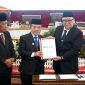 Gubernur Jambi Al Haris menerima Laporan Hasil Pemeriksaan (LHP) LKPD Tahun 2024 dari BPK RI dalam Rapat Paripurna DPRD Provinsi Jambi, Jumat (4/7/2025).