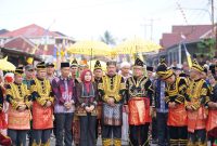 Bupati Monadi bersama tokoh adat dan pejabat daerah saat menghadiri Kenduri Sko Duo Luhah Pendung, Kecamatan Air Hangat.
