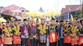 Bupati Monadi bersama tokoh adat dan pejabat daerah saat menghadiri Kenduri Sko Duo Luhah Pendung, Kecamatan Air Hangat.

