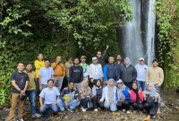 Direktur Utama Perumda Tirta Sakti, Adi Tri Putra, bersama jajaran meninjau langsung kondisi sumber air Bukit Tengah