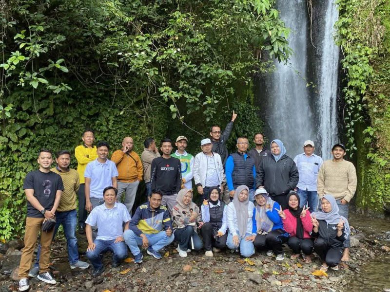 Direktur Utama Perumda Tirta Sakti, Adi Tri Putra, bersama jajaran meninjau langsung kondisi sumber air Bukit Tengah