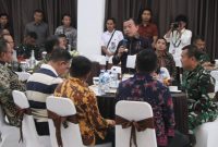 Gubernur Jambi Al Haris menyampaikan arahan dalam pertemuan bersama Forkopimda dan tamu undangan di Kerinci.