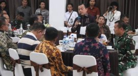 Gubernur Jambi Al Haris menyampaikan arahan dalam pertemuan bersama Forkopimda dan tamu undangan di Kerinci.