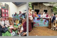 Ketua GOW Sungai Penuh, Marwati Azhar, menyerahkan bantuan sembako secara langsung kepada warga penerima manfaat.