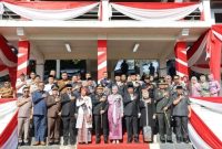 Wako Alfin saat menghadiri upacara peringatan Hari Bhayangkara ke-79 di Lapangan Pemda Kota Sungai Penuh, Selasa (1/7/2025).
