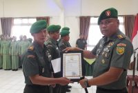 Letkol Inf Eko Budiarto saat memimpin acara penerimaan dan pelepasan prajurit di aula Kodim 0417/Kerinci, Selasa (1/7/2025).