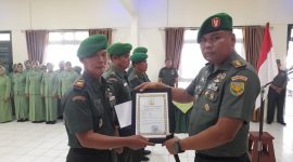 Letkol Inf Eko Budiarto saat memimpin acara penerimaan dan pelepasan prajurit di aula Kodim 0417/Kerinci, Selasa (1/7/2025).