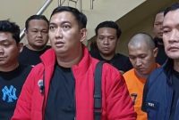 Agus Kurnia mengenakan baju tahanan oranye tiba di Polres Kerinci 