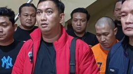 Agus Kurnia mengenakan baju tahanan oranye tiba di Polres Kerinci 