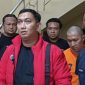 Agus Kurnia mengenakan baju tahanan oranye tiba di Polres Kerinci 