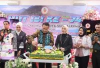 Wako Alfin memotong tumpeng didampingi Bunda PAUD, jajaran pengurus IBI, dan tamu undangan dalam puncak peringatan HUT IBI ke-74 Kota Sungai Penuh, Sabtu (5/7/2025
