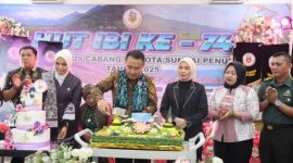 Wako Alfin memotong tumpeng didampingi Bunda PAUD, jajaran pengurus IBI, dan tamu undangan dalam puncak peringatan HUT IBI ke-74 Kota Sungai Penuh, Sabtu (5/7/2025