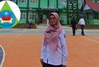 Kepala SMAN 1 Solok Selatan, Mairisna, S.Pd., memberikan ucapan selamat kepada para siswa yang berhasil menjuarai FLS2N 2025. (Foto: inbrita)