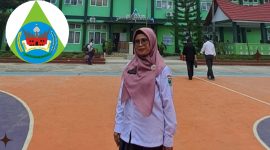 Kepala SMAN 1 Solok Selatan, Mairisna, S.Pd., memberikan ucapan selamat kepada para siswa yang berhasil menjuarai FLS2N 2025. (Foto: inbrita)