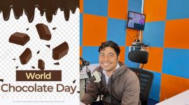 Sudirman, penyiar RRI Sungai Penuh, turut merayakan Hari Cokelat Internasional  berbagi cerita  manfaat cokelat.(Foto inbrita)