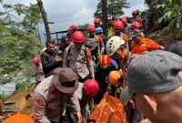 Brimob dan tim gabungan mengevakuasi korban bencana alam di Cisarua.
