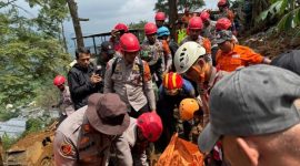Brimob dan tim gabungan mengevakuasi korban bencana alam di Cisarua.
