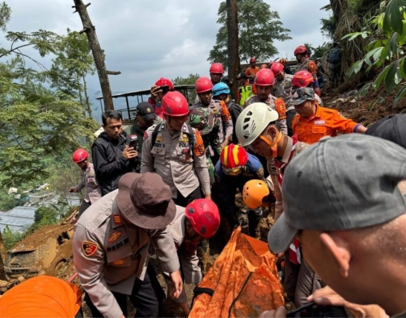 Brimob dan tim gabungan mengevakuasi korban bencana alam di Cisarua.
