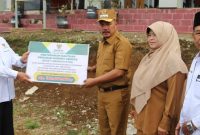Bupati Kerinci Serahkan Bantuan Kerinci Cerdas untuk Pelajar (Foto Kominfo)
