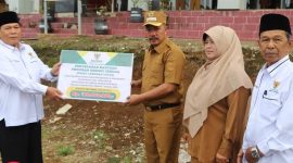 Bupati Kerinci Serahkan Bantuan Kerinci Cerdas untuk Pelajar (Foto Kominfo)
